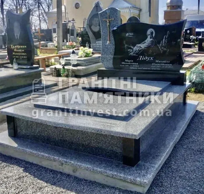 З яких частин складаються ритуальні пам’ятники?